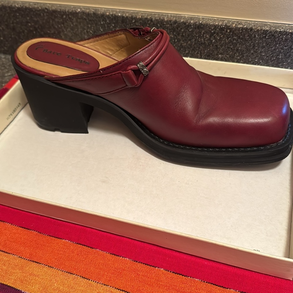 Clogs - Picture 2 of 4